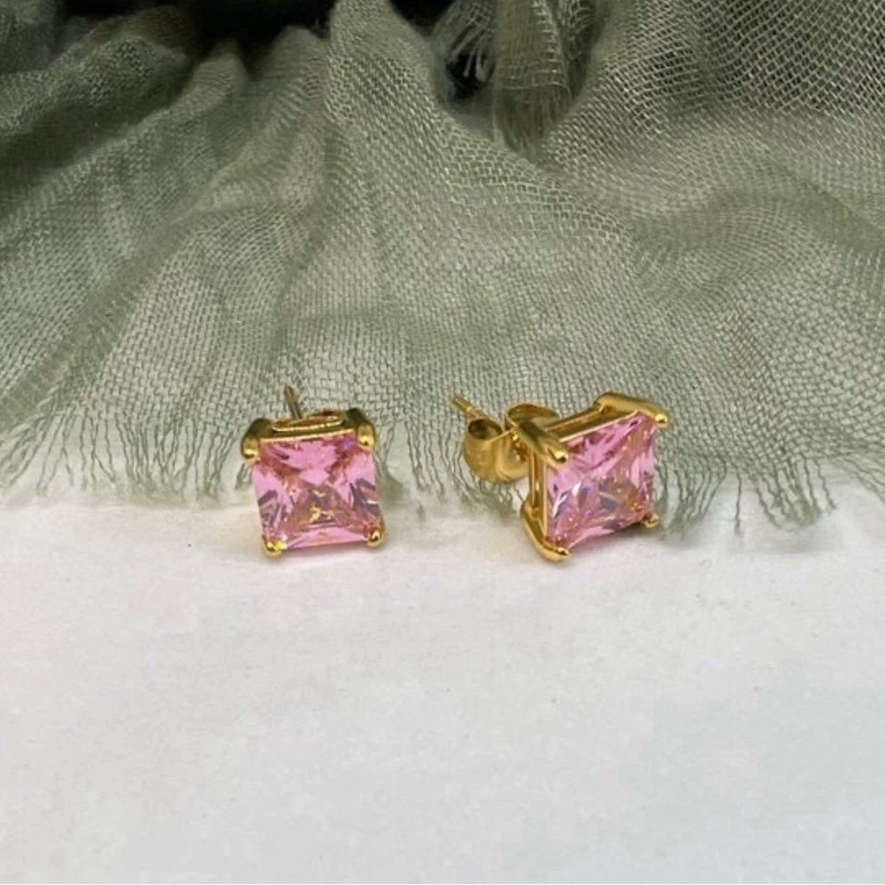 Earrings‎